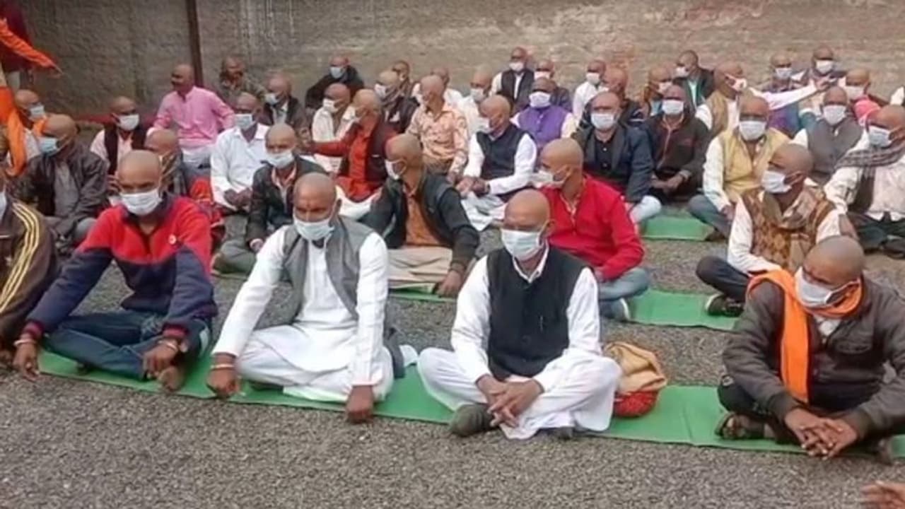 मांगी ऐसी मन्नत..यहां कोरोना से एक भी मौत नहीं: पूरी हुई तो नए साल के स्वागत में पूरे गांव ने कराया मुंडन मांगी ऐसी मन्नत..यहां कोरोना से एक भी मौत नहीं: पूरी हुई तो नए साल के स्वागत में पूरे गांव ने कराया मुंडन