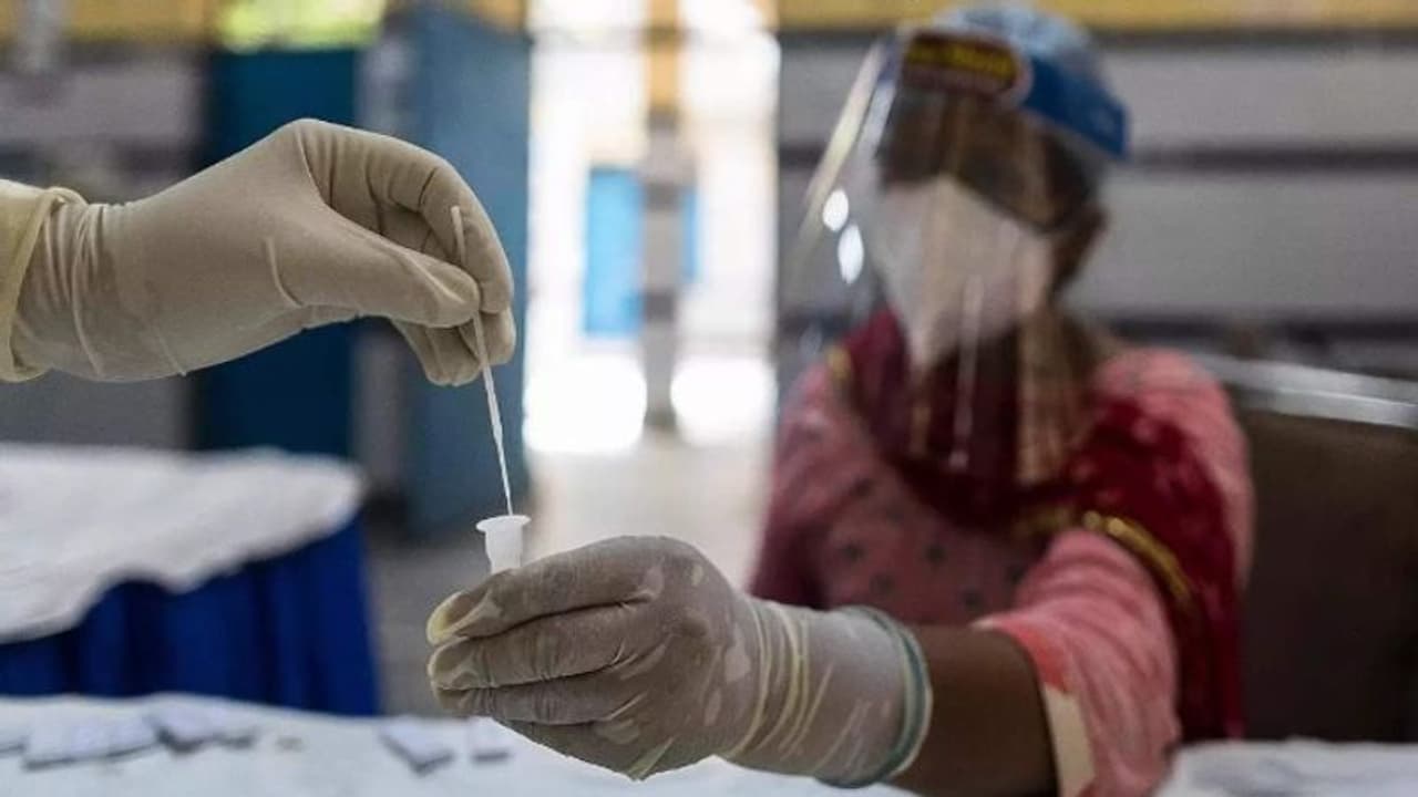 Covid 19 : ആര്ടിപിസിആറിന് പകരം ആന്റിജന്; പനിയും തൊണ്ടവേദനയുമുള്ള എല്ലാവരെയും പരിശോധിക്കണമെന്ന് കേന്ദ്രം Covid 19 : ആര്ടിപിസിആറിന് പകരം ആന്റിജന്; പനിയും തൊണ്ടവേദനയുമുള്ള എല്ലാവരെയും പരിശോധിക്കണമെന്ന് കേന്ദ്രം