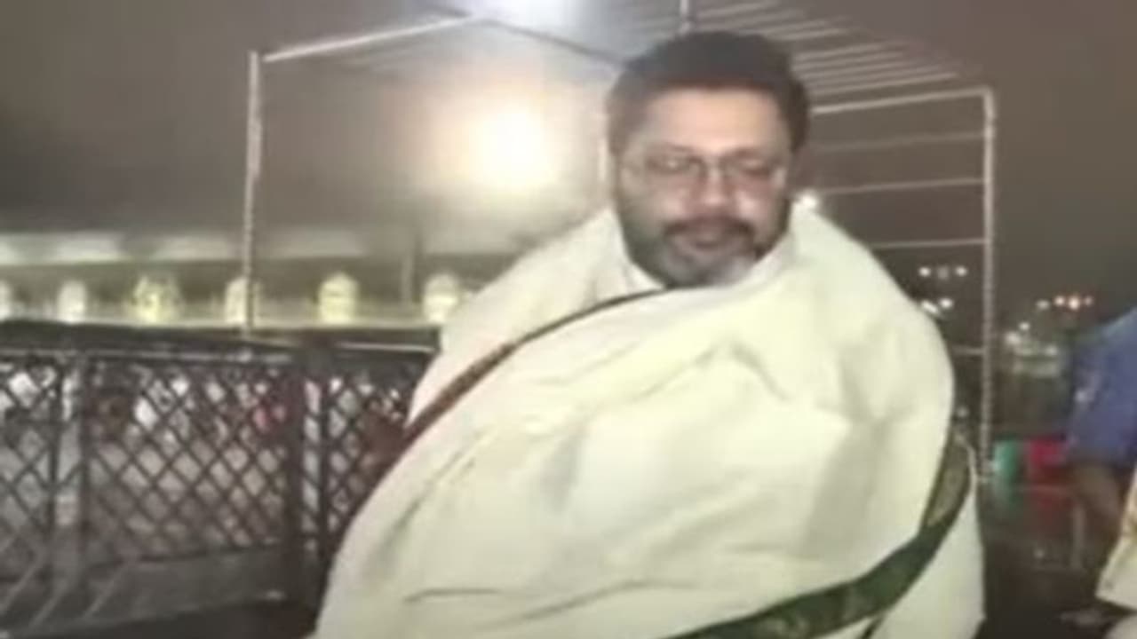 శ్రీవారిని దర్శించుకున్న సాయి కుమార్.. టికెట్ ధరలపై ఏమన్నారంటే శ్రీవారిని దర్శించుకున్న సాయి కుమార్.. టికెట్ ధరలపై ఏమన్నారంటే