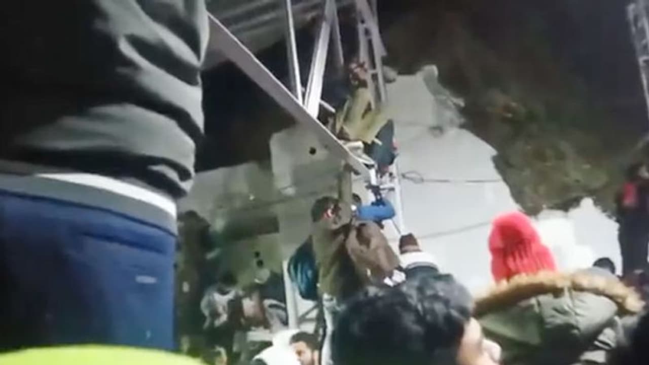 Vaishno Devi Stampede:भीड़ को खदेड़ने पुलिस ने बरसाए डंडे; तो मैं भागकर खंभे पर लटक गया;नहीं हुआ था कोई झगड़ा Vaishno Devi Stampede:भीड़ को खदेड़ने पुलिस ने बरसाए डंडे; तो मैं भागकर खंभे पर लटक गया;नहीं हुआ था कोई झगड़ा