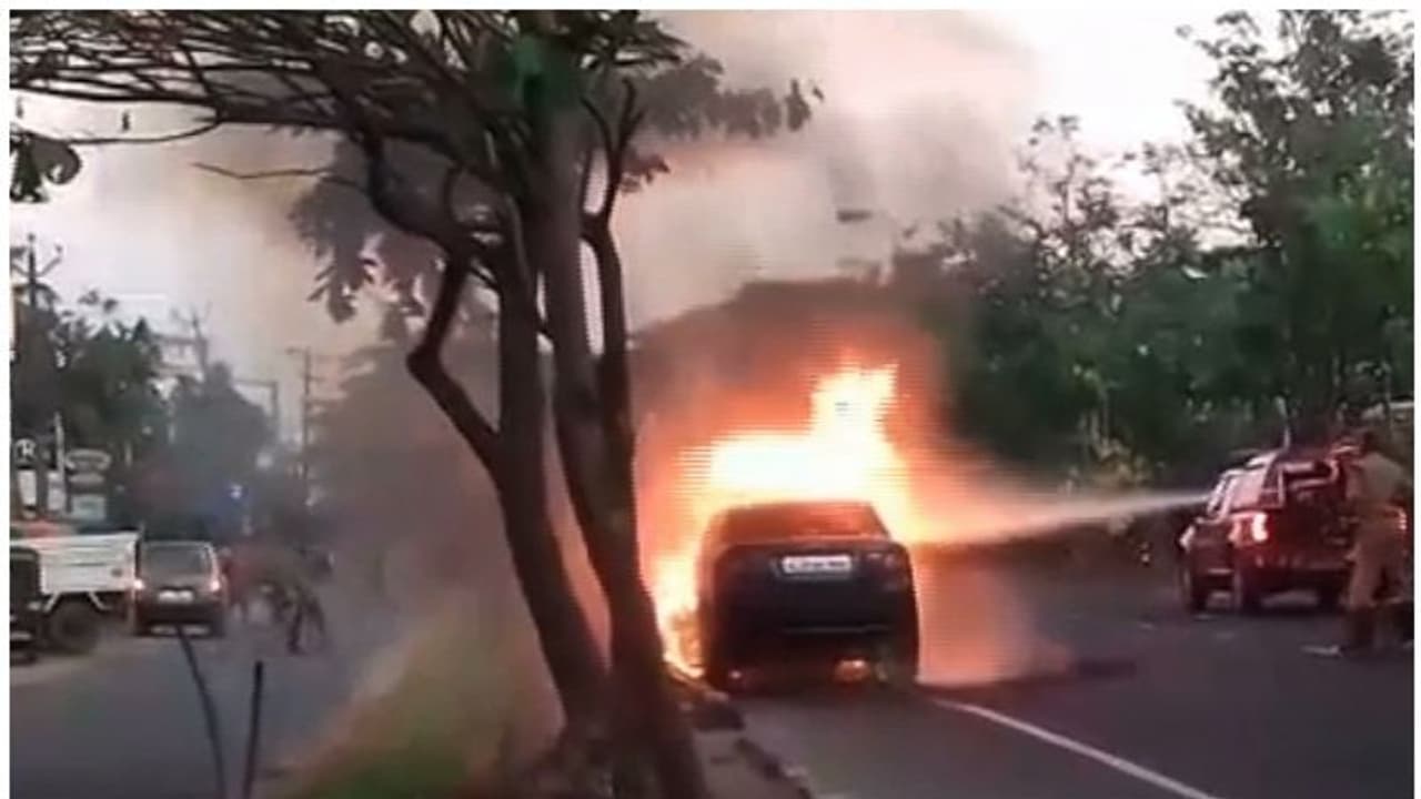 തൃശ്ശൂരും കണ്ണൂരും വാഹനാപകടം; നാലുമരണം, കൊച്ചിയില് കാറിന് തീപിടിച്ചു തൃശ്ശൂരും കണ്ണൂരും വാഹനാപകടം; നാലുമരണം, കൊച്ചിയില് കാറിന് തീപിടിച്ചു