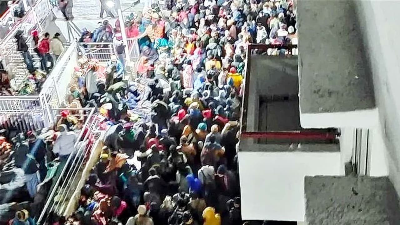 Vaishno Devi Stampede: वैष्णो देवी मंदिर जैसी भगदड़ से बचने के लिए इन बातों का रखें ख्याल, तो बच जाएगी जान Vaishno Devi Stampede: वैष्णो देवी मंदिर जैसी भगदड़ से बचने के लिए इन बातों का रखें ख्याल, तो बच जाएगी जान