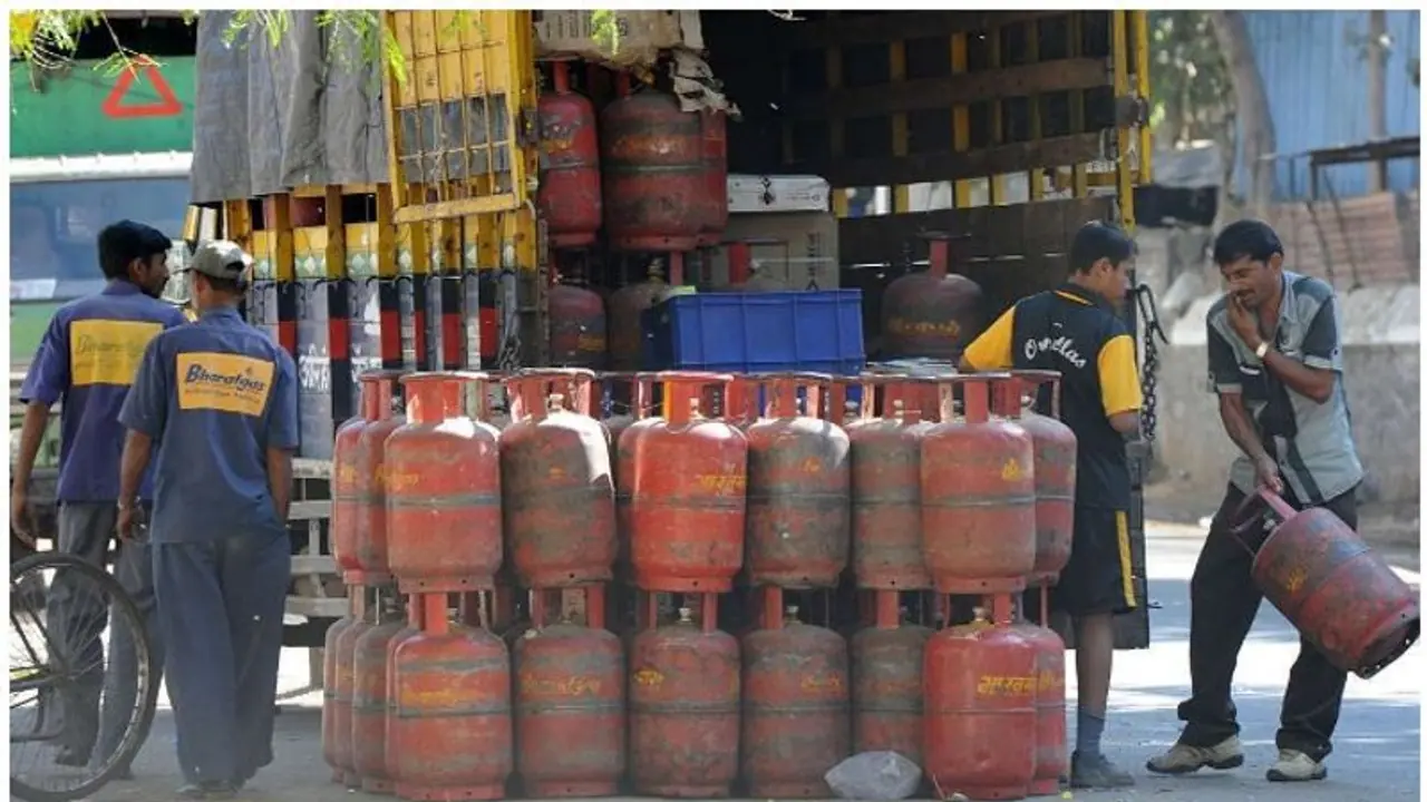 కమర్షియల్ గ్యాస్ సిలిండర్ల ధర తగ్గించిన కేంద్ర ప్రభుత్వం కమర్షియల్ గ్యాస్ సిలిండర్ల ధర తగ్గించిన కేంద్ర ప్రభుత్వం