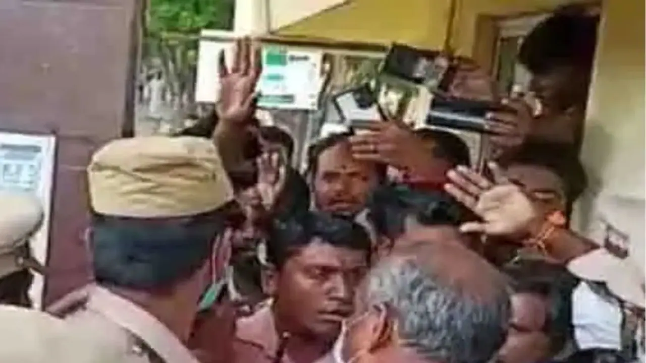 பள்ளி என்ன ஆர்.எஸ்.எஸ் கூடாரமா ? பொங்கியெழுந்த நாம் தமிழர் கட்சி.. திடீர் போராட்டத்தால் ‘சர்ச்சை’ பள்ளி என்ன ஆர்.எஸ்.எஸ் கூடாரமா ? பொங்கியெழுந்த நாம் தமிழர் கட்சி.. திடீர் போராட்டத்தால் ‘சர்ச்சை’