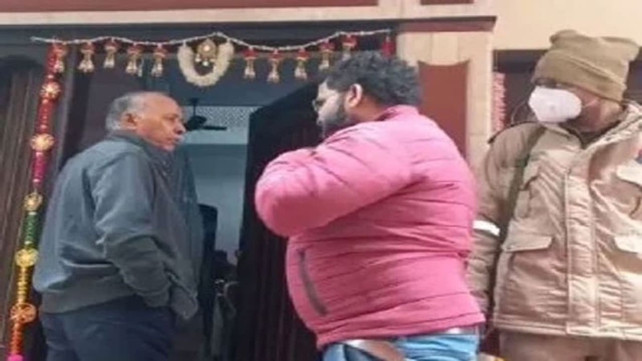 सपा MLC पुष्पराज जैन के घर आयकर विभाग की छापेमारी जारी, नोट गिनने की मशीनों के साथ पहुंचे बैंककर्मी सपा MLC पुष्पराज जैन के घर आयकर विभाग की छापेमारी जारी, नोट गिनने की मशीनों के साथ पहुंचे बैंककर्मी