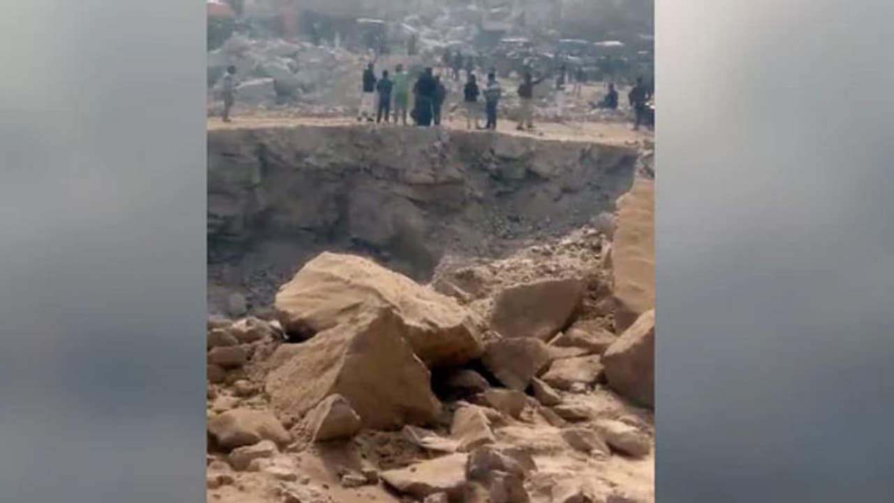 Haryana Landslide : ഹരിയാനയിലെ ക്വാറിയിൽ ദുരന്തം; മണ്ണിടിഞ്ഞ് നാല് മരണം, നിരവധിപേർ മണ്ണിനടിയിൽ കുടുങ്ങി Haryana Landslide : ഹരിയാനയിലെ ക്വാറിയിൽ ദുരന്തം; മണ്ണിടിഞ്ഞ് നാല് മരണം, നിരവധിപേർ മണ്ണിനടിയിൽ കുടുങ്ങി