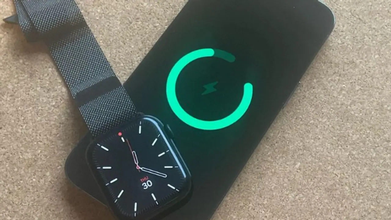 आ रहा Apple का धांसू फीचर! iPhone की स्क्रीन से चार्ज कर पाएंगे दूसरी डिवाइस, जाने कैसे करेगा काम