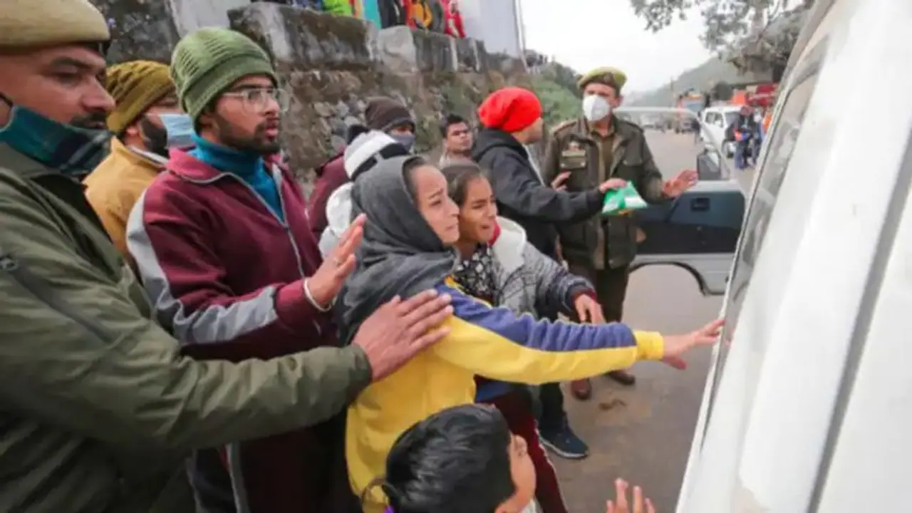 वैष्णो देवी हादसे की सबसे दुखद कहानी: बेटे के सामने मां की मौत, माता रानी के दरबार में चीखता रह गया बेबस बेटा वैष्णो देवी हादसे की सबसे दुखद कहानी: बेटे के सामने मां की मौत, माता रानी के दरबार में चीखता रह गया बेबस बेटा