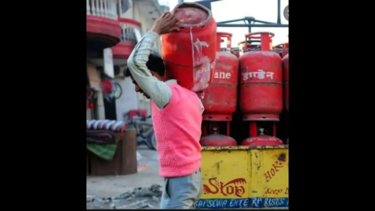 வருஷத்துக்கு 2 சிலிண்டர்கள் இலவசம்... மக்களுக்கு தீபாவளி பரிசு கொடுத்த குஜராத் அரசு!!