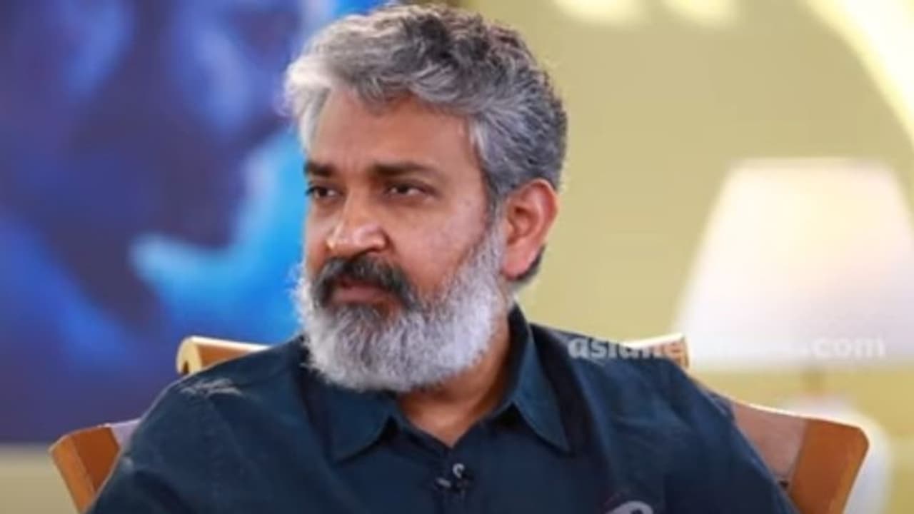 RRR:రాజమౌళిపై మండిపడుతున్న ఇండస్ట్రీ పెద్దలు? పెద్ద తలనొప్పే RRR:రాజమౌళిపై మండిపడుతున్న ఇండస్ట్రీ పెద్దలు? పెద్ద తలనొప్పే