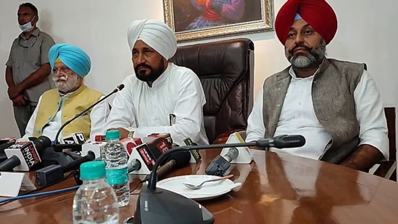 Punjab Election 2022: CM चन्नी ने पेश किया 100 दिनों का रिपोर्ट कार्ड, बोले कम दिन में मुश्किलें खत्म कर दीं Punjab Election 2022: CM चन्नी ने पेश किया 100 दिनों का रिपोर्ट कार्ड, बोले कम दिन में मुश्किलें खत्म कर दीं