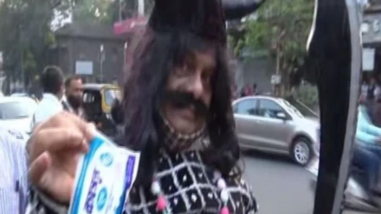 Happy New Year 2022 : 'മദ്യം ഒഴിവാക്കൂ പാൽ കുടിക്കൂ', പുതുവത്സരാഘോഷത്തിന് തെരുവിൽ പാൽ വിതരണം ചെയ്ത് 'രാവണൻ' Happy New Year 2022 : 'മദ്യം ഒഴിവാക്കൂ പാൽ കുടിക്കൂ', പുതുവത്സരാഘോഷത്തിന് തെരുവിൽ പാൽ വിതരണം ചെയ്ത് 'രാവണൻ'