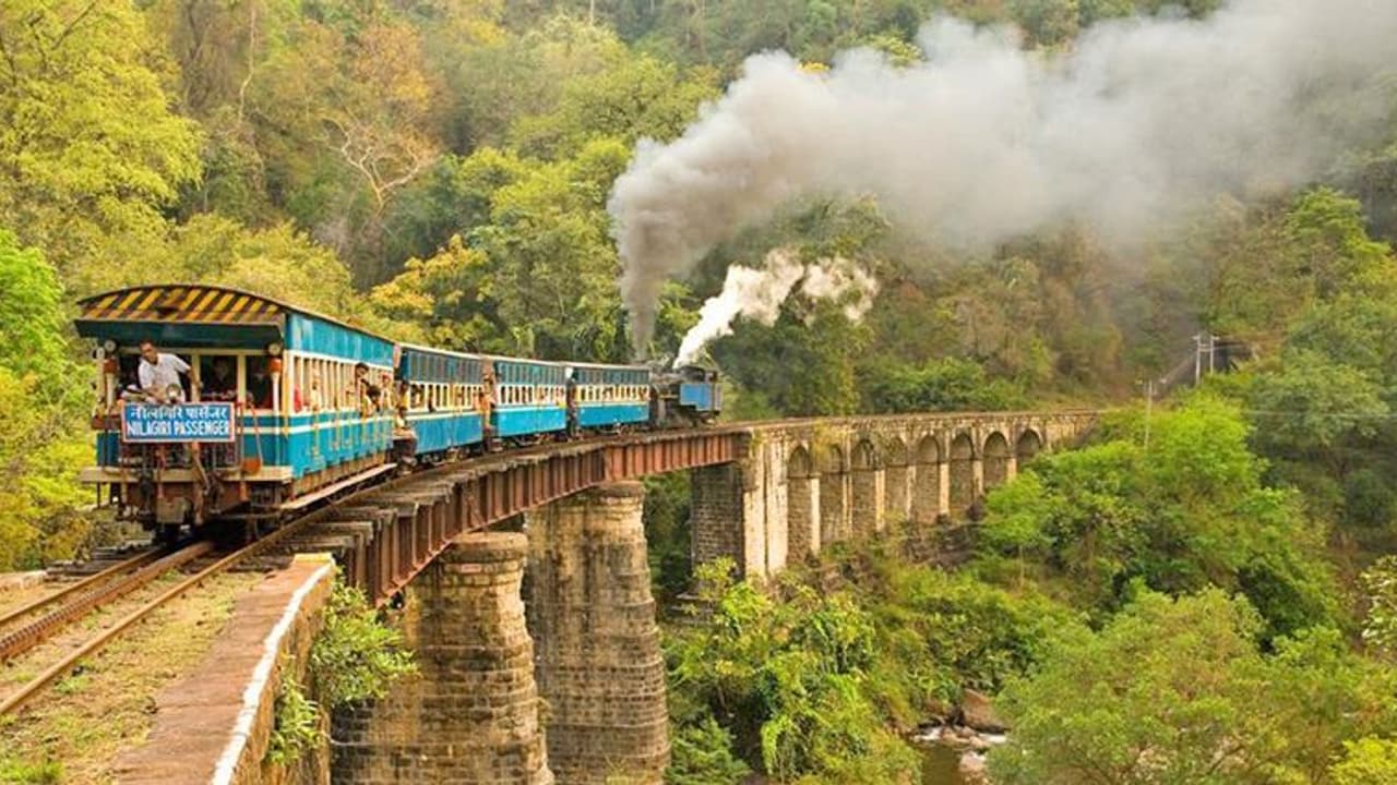 এই গ্রীষ্মে দার্জিলিং ঘোরার প্ল্যান, সস্তায় টয় ট্রেন সফরের মজা উপভোগ করুন