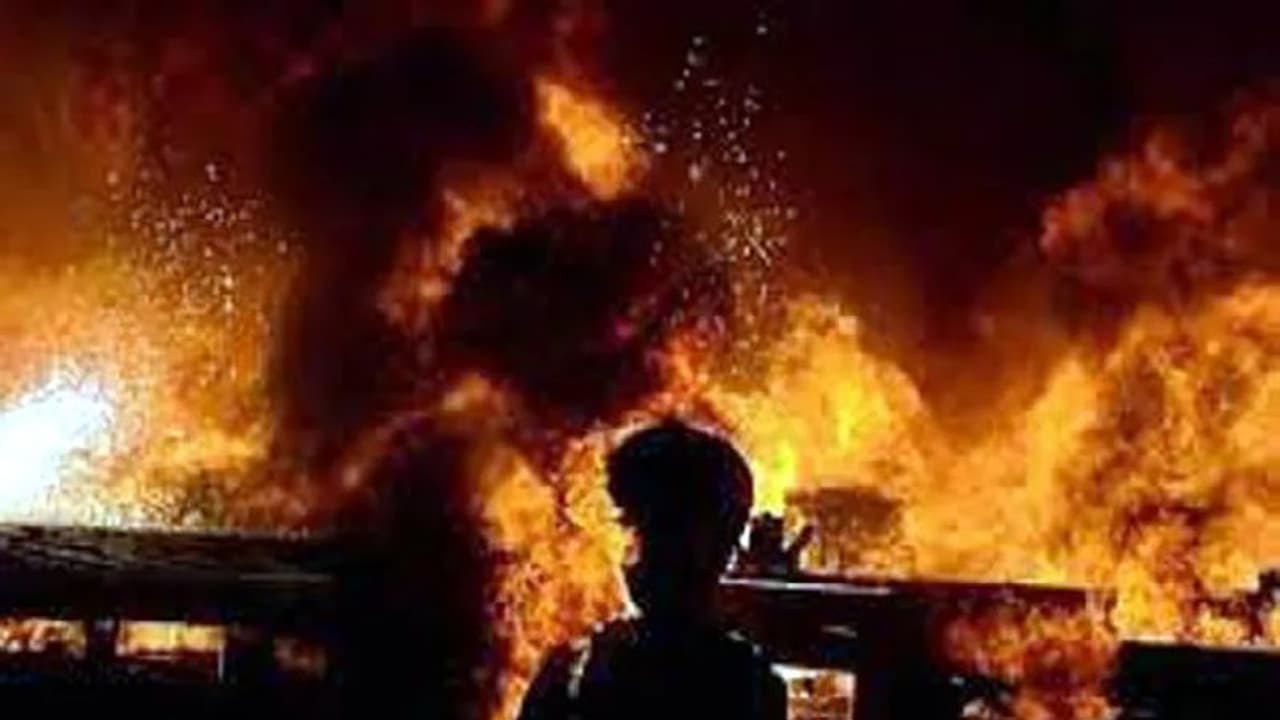 ಸಚಿವ ನಿರಾಣಿ ಒಡೆತನದ ಫ್ಯಾಕ್ಟರಿಯಲ್ಲಿ ಅಗ್ನಿ ಅವಘಡ: ದೇಹಕ್ಕೆ ಬೆಂಕಿ ತಗುಲಿದ್ರೂ ನೀರಿಗಾಗಿ ಓಡಾಡಿದ ಕಾರ್ಮಿಕ!