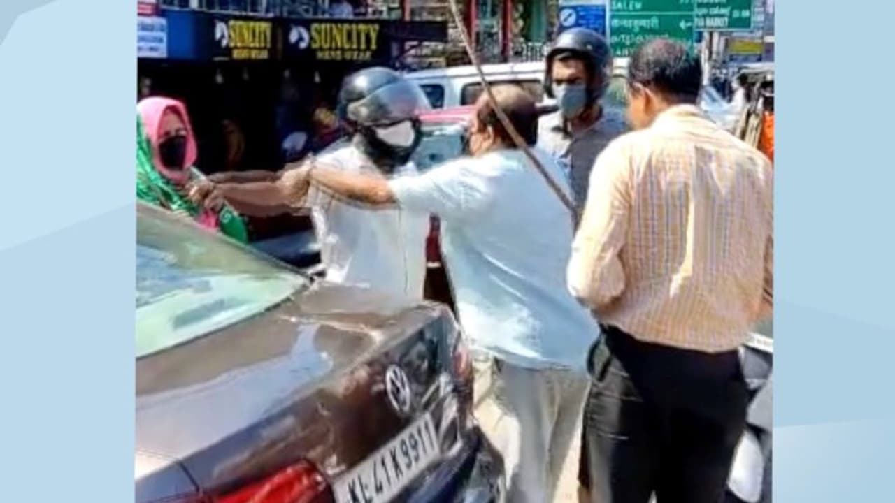 മധ്യവയസ്കൻ കടയിൽ കയറി പണം ചോദിച്ചു, തർക്കം, കൂട്ടത്തല്ല്, ആലുവയിൽ മൂന്ന് പേർ ആശുപത്രിയിൽ