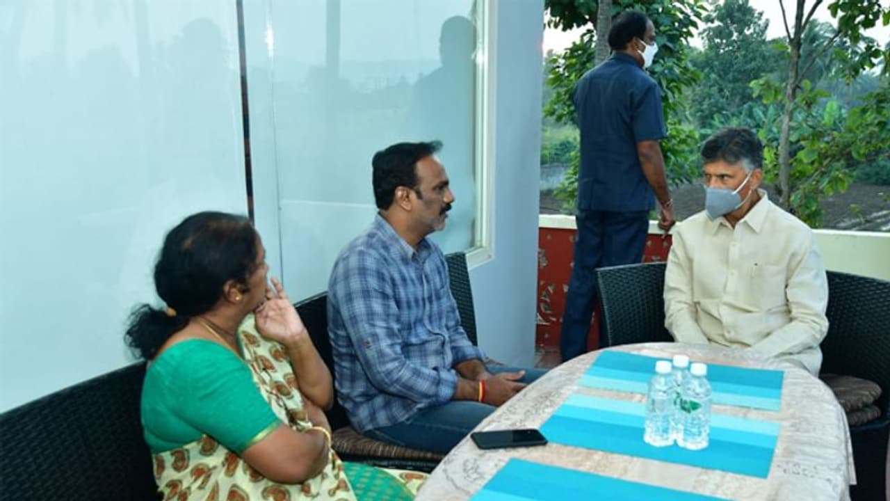 హత్యకు రెక్కీ.. వంగవీటి రాధా ఇంటికి చంద్రబాబు, అండగా వుంటామని హామీ హత్యకు రెక్కీ.. వంగవీటి రాధా ఇంటికి చంద్రబాబు, అండగా వుంటామని హామీ