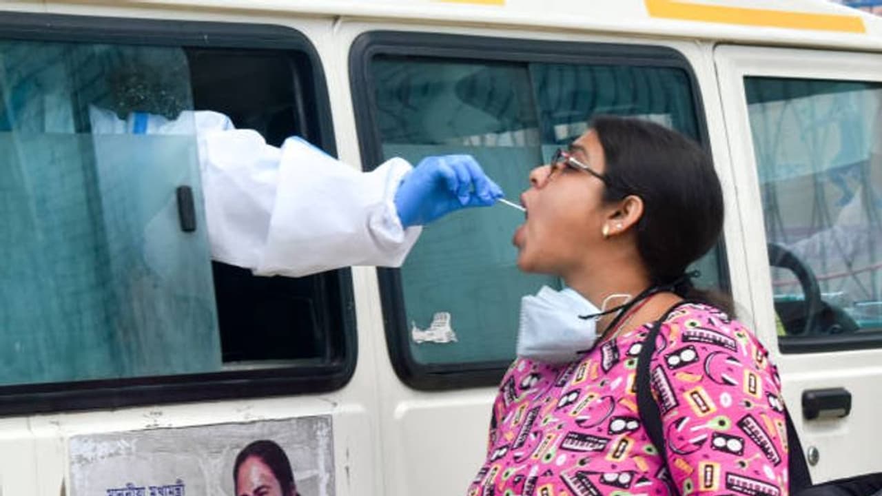 Corona Cases In Bengal: এক সপ্তাহের মধ্যে ৪৩৯ থেকে ৬১৫৩, রাজ্যে লাফিয়ে বাড়ছে করোনার দৈনিক সংক্রমণ Corona Cases In Bengal: এক সপ্তাহের মধ্যে ৪৩৯ থেকে ৬১৫৩, রাজ্যে লাফিয়ে বাড়ছে করোনার দৈনিক সংক্রমণ