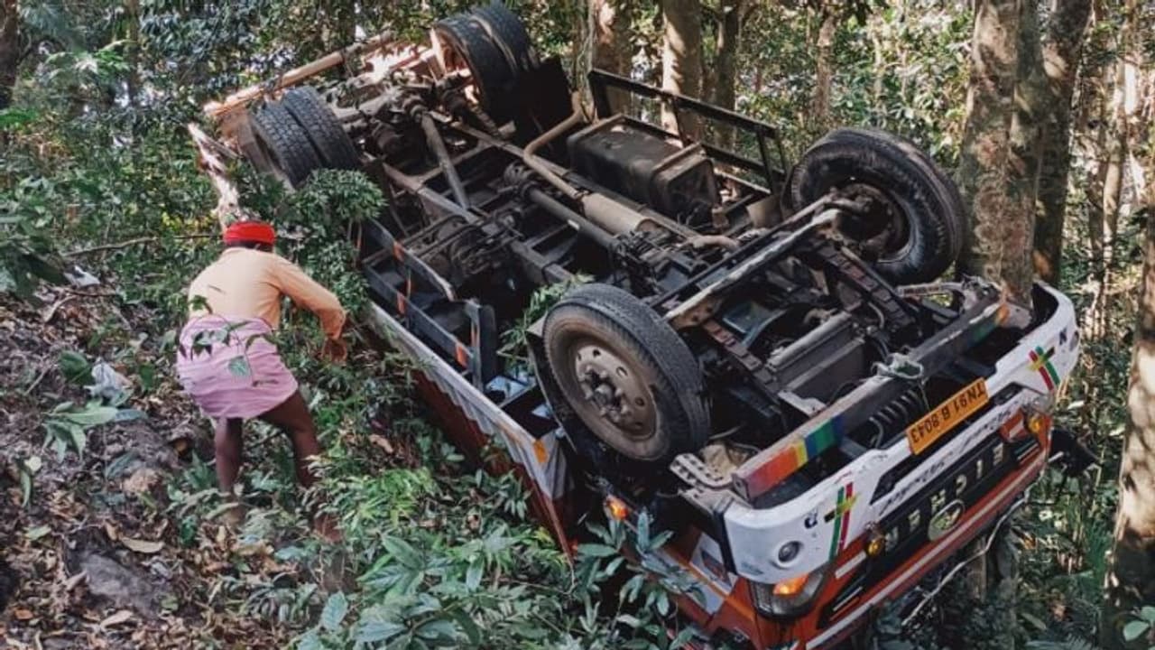 Lorry overturns : താമരശ്ശേരി ചുരത്തിൽ ലോറി തലകീഴായി മറിഞ്ഞ് അപകടം Lorry overturns : താമരശ്ശേരി ചുരത്തിൽ ലോറി തലകീഴായി മറിഞ്ഞ് അപകടം