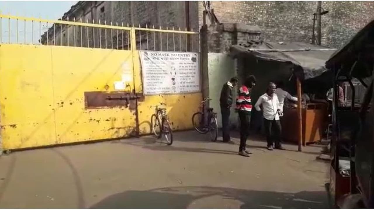 বছরের প্রথম দিন কাজে গিয়ে মাথায় হাত, জুটমিল বন্ধ হওয়ায় বেকার ৪ হাজার শ্রমিক বছরের প্রথম দিন কাজে গিয়ে মাথায় হাত, জুটমিল বন্ধ হওয়ায় বেকার ৪ হাজার শ্রমিক