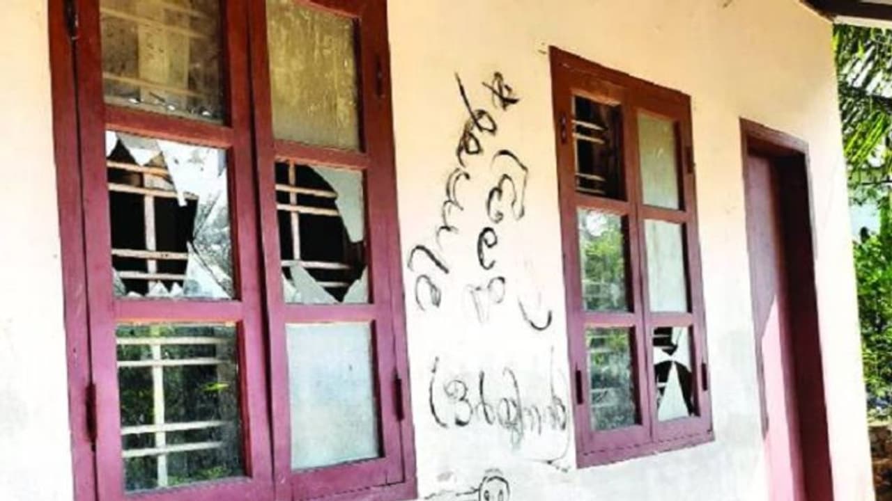 കുമരകത്ത് 'മിന്നല് മുരളി'യുടെ ആക്രമണം; പൊലീസുകാരന്റെ വീട് ആക്രമിച്ചു, വാതില്ക്കല് മലമൂത്ര വിസര്ജനം നടത്തി കുമരകത്ത് 'മിന്നല് മുരളി'യുടെ ആക്രമണം; പൊലീസുകാരന്റെ വീട് ആക്രമിച്ചു, വാതില്ക്കല് മലമൂത്ര വിസര്ജനം നടത്തി