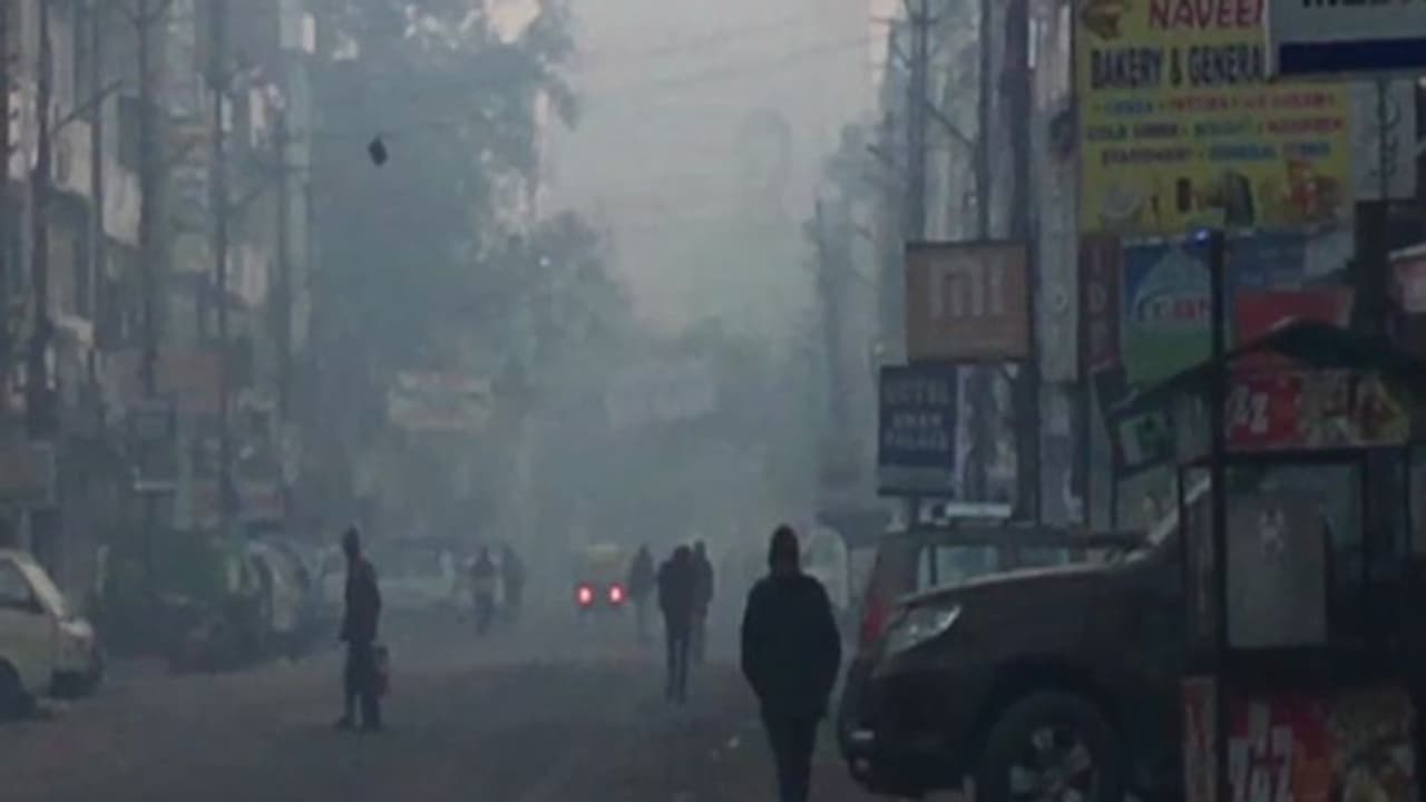 Weather Forecast Updates : दिल्ली समेत उत्तर भारत में कड़ाके की ठंड, इन राज्यों में बारिश की संभावना Weather Forecast Updates : दिल्ली समेत उत्तर भारत में कड़ाके की ठंड, इन राज्यों में बारिश की संभावना