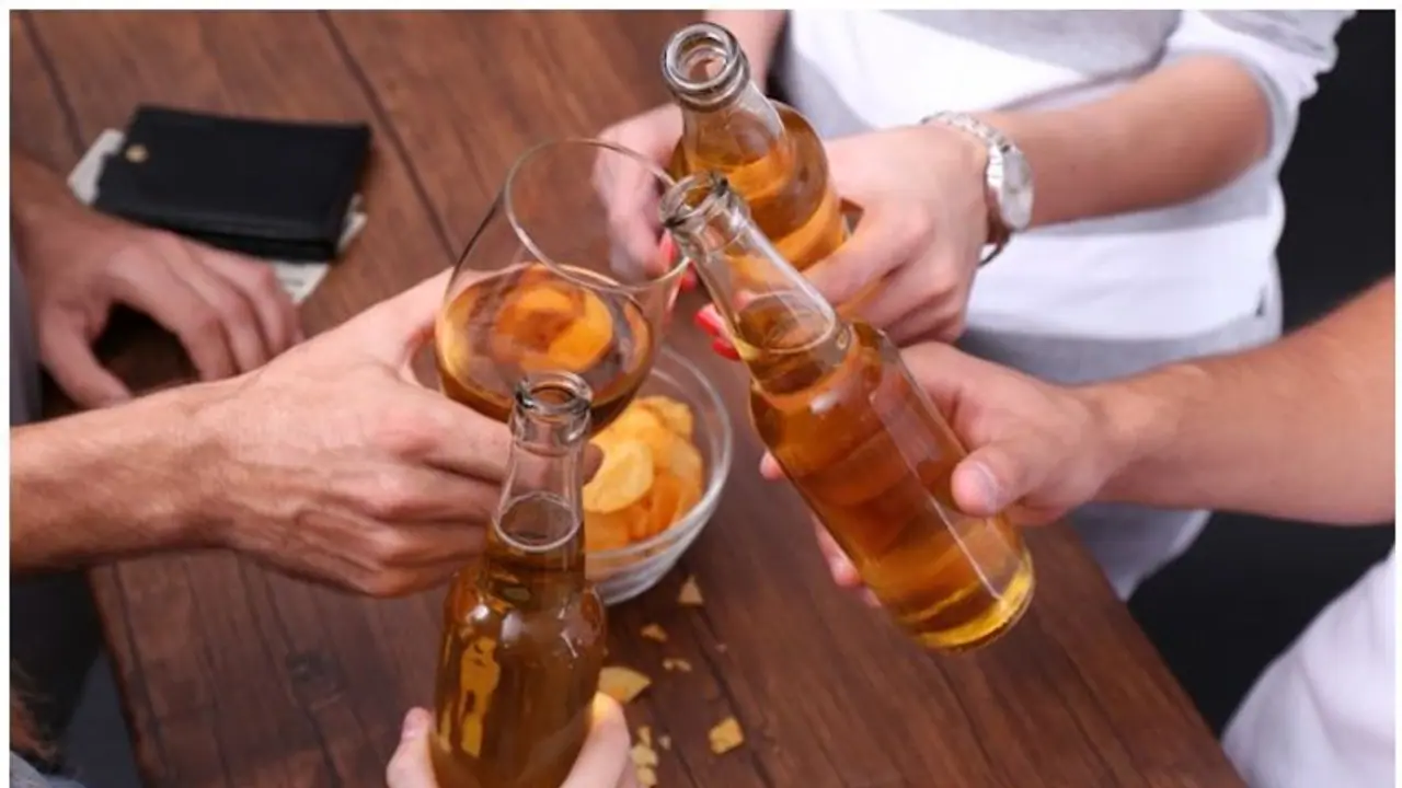 शादी के महीनों में अमेठी के नशेड़ियों ने गटक ली 35 करोड़ की शराब, शौकीनों ने तोड़ दिए सारे रिकॉर्ड शादी के महीनों में अमेठी के नशेड़ियों ने गटक ली 35 करोड़ की शराब, शौकीनों ने तोड़ दिए सारे रिकॉर्ड