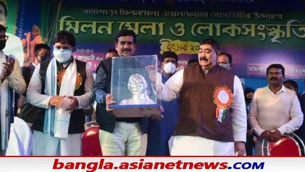 মুকুট তলোয়ার আর নয়, নিউইয়ারে এবার ৬ কেজি রুপোর তৈরি মমতার মূর্তি উপহার পেলেন অনুব্রত মুকুট তলোয়ার আর নয়, নিউইয়ারে এবার ৬ কেজি রুপোর তৈরি মমতার মূর্তি উপহার পেলেন অনুব্রত