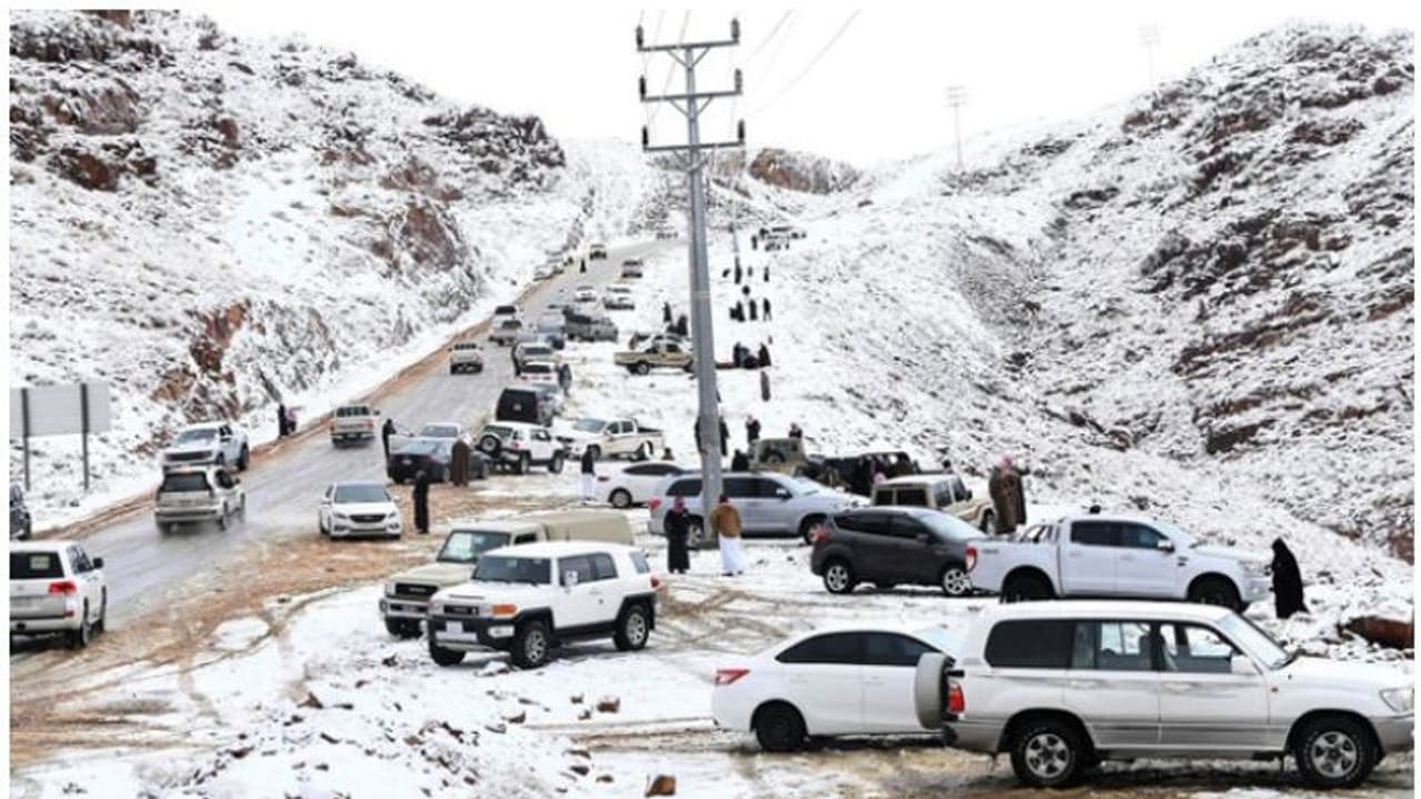 Snow fall in Saudi Arabia : മഞ്ഞ് പുതച്ച് തബൂക്ക്; ജബല് അല് ലൗസില് സന്ദര്ശകരുടെ തിരക്ക് Snow fall in Saudi Arabia : മഞ്ഞ് പുതച്ച് തബൂക്ക്; ജബല് അല് ലൗസില് സന്ദര്ശകരുടെ തിരക്ക്