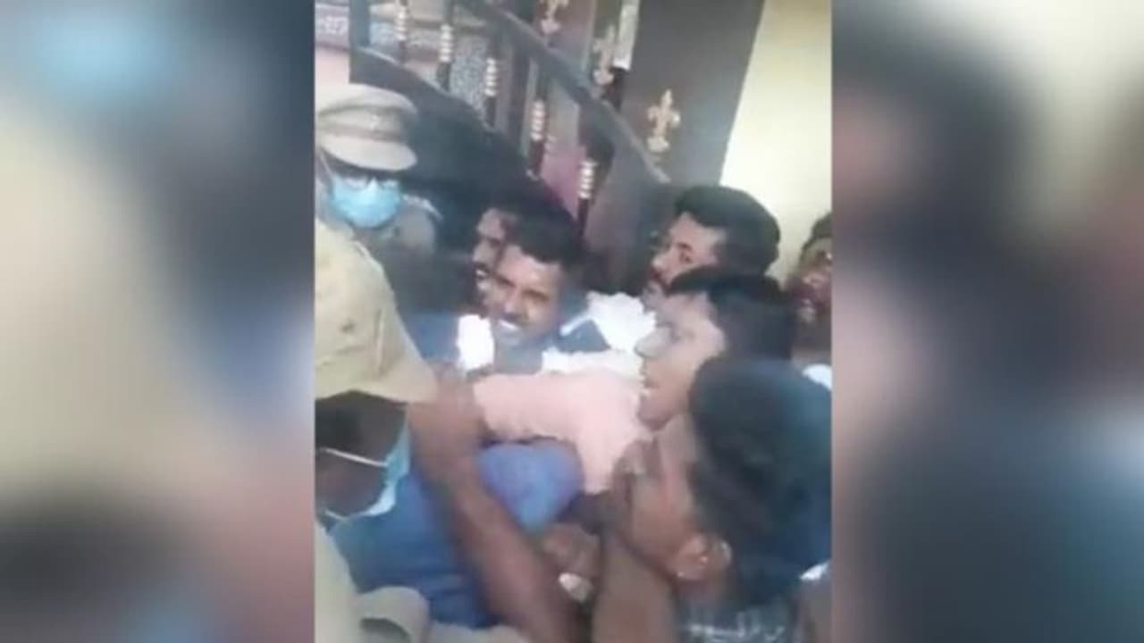 RSS workers shoving cops: സ്കൂളുകൾ കേന്ദ്രീകരിച്ച് പരിശീലനക്യാമ്പുകൾ, സ്ഥലത്തെത്തിയ പൊലീസുകാരെ തടഞ്ഞ് ആർഎസ്എസ്