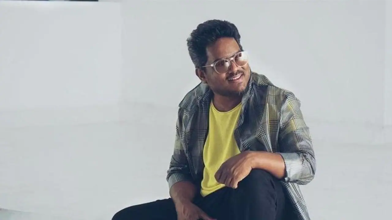 Yuvan dance: ஜாலி மூடிற்கு சென்ற யுவன் ஷங்கர் ராஜா... பொது இடத்தில் போட்ட குத்தாட்டம்...கலகலப்பு வீடியோ..! Yuvan dance: ஜாலி மூடிற்கு சென்ற யுவன் ஷங்கர் ராஜா... பொது இடத்தில் போட்ட குத்தாட்டம்...கலகலப்பு வீடியோ..!