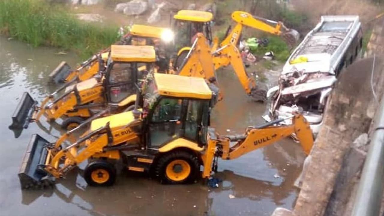 మధ్యప్రదేశ్లో నదిలో పడిన బస్సు: ముగ్గురు మృతి, 28 మందికి గాయాలు మధ్యప్రదేశ్లో నదిలో పడిన బస్సు: ముగ్గురు మృతి, 28 మందికి గాయాలు