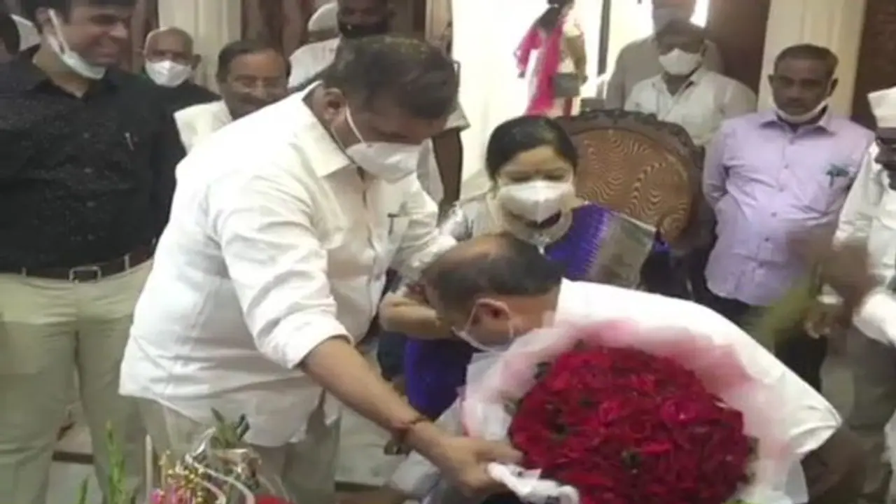 వెంకట్రామిరెడ్డి బాటలో ఏపీ ఐఎఎస్... మంత్రి బొత్స కాళ్లుమొక్కిన విజయనగరం జాయింట్ కలెక్టర్ (Video) వెంకట్రామిరెడ్డి బాటలో ఏపీ ఐఎఎస్... మంత్రి బొత్స కాళ్లుమొక్కిన విజయనగరం జాయింట్ కలెక్టర్ (Video)