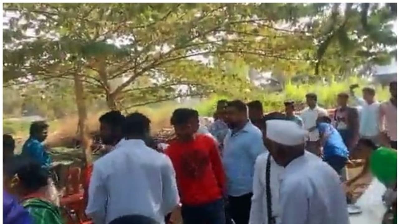 Karnataka : കര്ണാടകയില് ക്രൈസ്തവര്ക്ക് നേരെ ആക്രമണം; വീട്ടില് നടന്ന പ്രാര്ത്ഥനാ ചടങ്ങ് തടസ്സപ്പെടുത്തി Karnataka : കര്ണാടകയില് ക്രൈസ്തവര്ക്ക് നേരെ ആക്രമണം; വീട്ടില് നടന്ന പ്രാര്ത്ഥനാ ചടങ്ങ് തടസ്സപ്പെടുത്തി