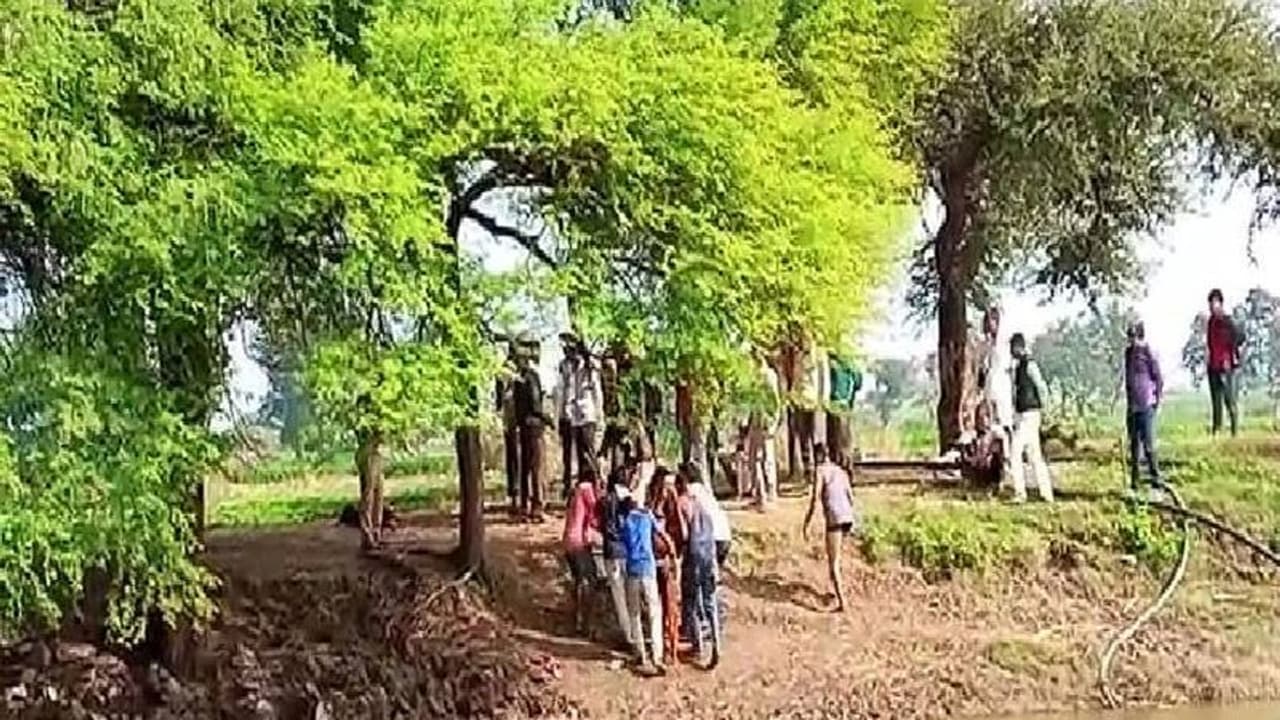 मंदसौर में मंदिर जा रहीं तीन महिलाएं चंबल में डूबीं, नदी पार करते वक्त हुआ हादसा, गांव में पसरा मातम मंदसौर में मंदिर जा रहीं तीन महिलाएं चंबल में डूबीं, नदी पार करते वक्त हुआ हादसा, गांव में पसरा मातम