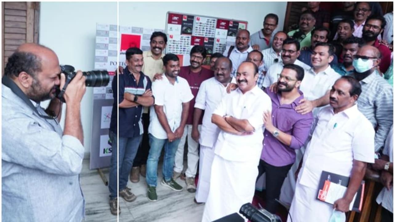 ക്യാമറയിലുമുണ്ടെടാ പിടി, പി രാജീവ് ക്ലിക്ക്ഡ്; പ്രതിപക്ഷ നേതാവ്, കൊച്ചി മേയർ, എംപി എല്ലാരും ഒന്നിച്ച് പടമായി