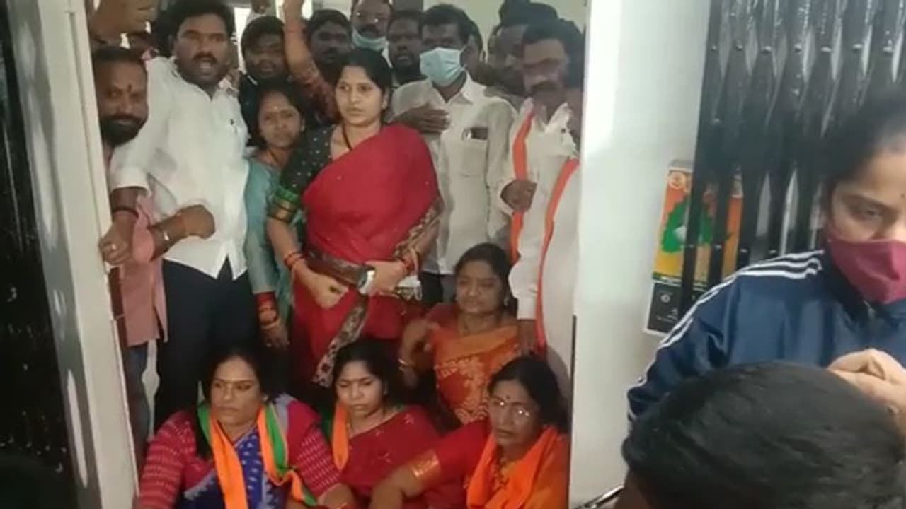 బండి సంజయ్ జన జాగరణ్ దీక్షను అడ్డుకున్న పోలీసులు, ఉద్రిక్తత