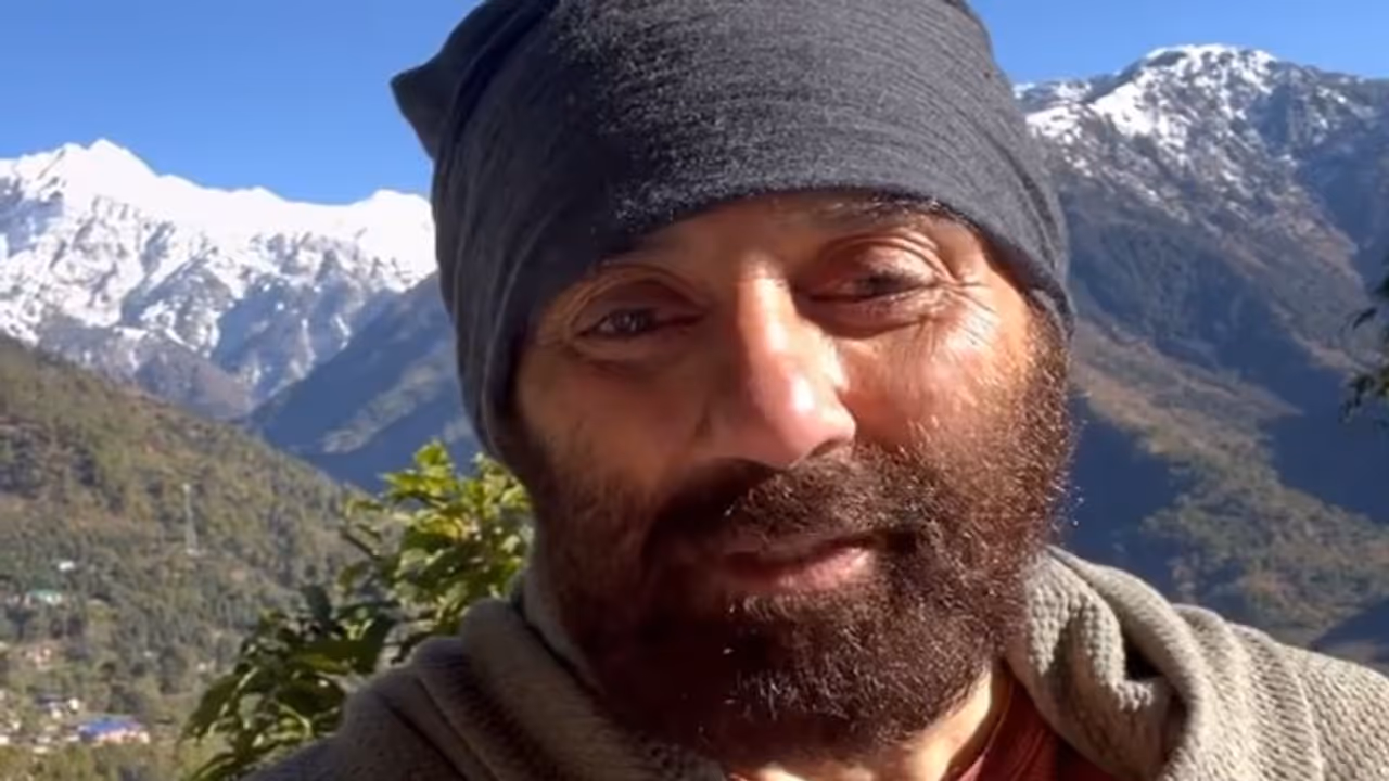 Sunny Deol की दाढ़ी पर जम गई बर्फ, वीडियो देख एक शख्स ने एक्टर को दे डाली ये नसीहत Sunny Deol की दाढ़ी पर जम गई बर्फ, वीडियो देख एक शख्स ने एक्टर को दे डाली ये नसीहत