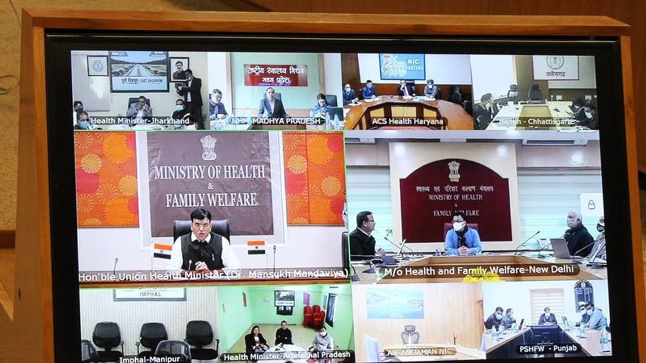 அதிவேகத்தில் பரவும் கொரோனா.. நாளை முதல் சிறார்களுக்கு தடுப்பூசி..மாநில அமைச்சர்களுடன் அதிரடி ஆலோசனை.. அதிவேகத்தில் பரவும் கொரோனா.. நாளை முதல் சிறார்களுக்கு தடுப்பூசி..மாநில அமைச்சர்களுடன் அதிரடி ஆலோசனை..