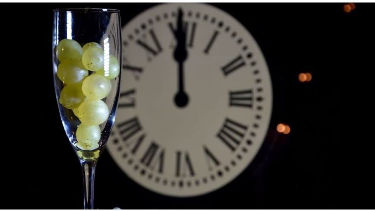 புத்தாண்டில் 12 திராட்சைகள் சாப்பிட்டால் 12 மாதங்களும் ஜம்முன்னு இருக்குமாம்.. ஒரு விநோத பழக்கம் தெரியுமா? புத்தாண்டில் 12 திராட்சைகள் சாப்பிட்டால் 12 மாதங்களும் ஜம்முன்னு இருக்குமாம்.. ஒரு விநோத பழக்கம் தெரியுமா?