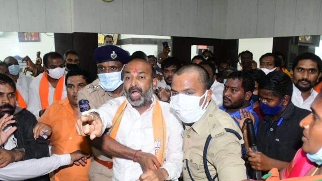 బండి సంజయ్ అరెస్ట్ ఇష్యూ: కరీంనగర్ సీపీకి పార్లమెంట్ ప్రివిలేజ్ కమిటీ నోటీసులు బండి సంజయ్ అరెస్ట్ ఇష్యూ: కరీంనగర్ సీపీకి పార్లమెంట్ ప్రివిలేజ్ కమిటీ నోటీసులు