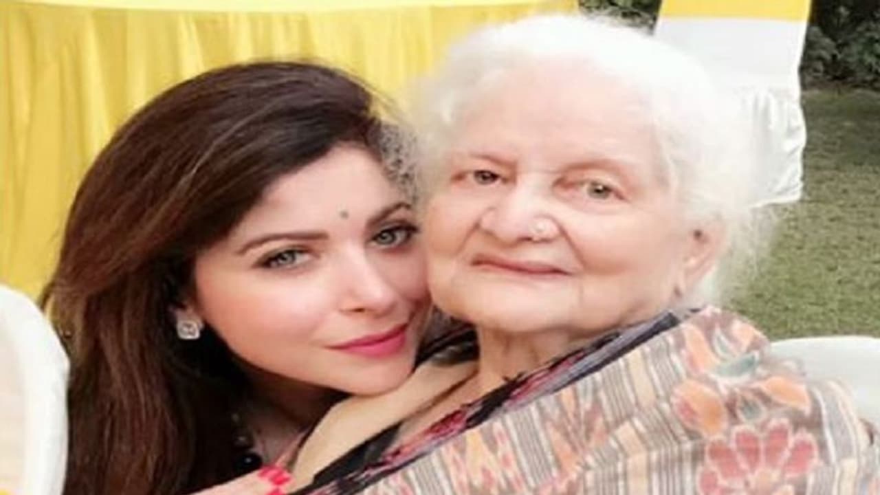 Kanika Kapoor की दादी का निधन, सिंगर ने यूं बयां किया दर्द Kanika Kapoor की दादी का निधन, सिंगर ने यूं बयां किया दर्द