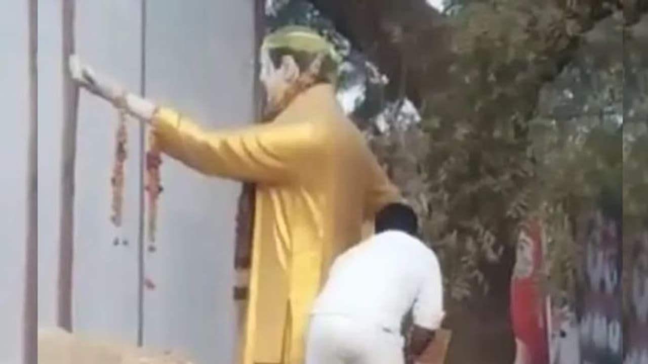 NTR Statue: ఎన్టీఆర్ విగ్రహంపై వైకాపా నేత దాడి.. ఎస్పీ ఆదేశాలతో నిందితుడి అరెస్టు NTR Statue: ఎన్టీఆర్ విగ్రహంపై వైకాపా నేత దాడి.. ఎస్పీ ఆదేశాలతో నిందితుడి అరెస్టు