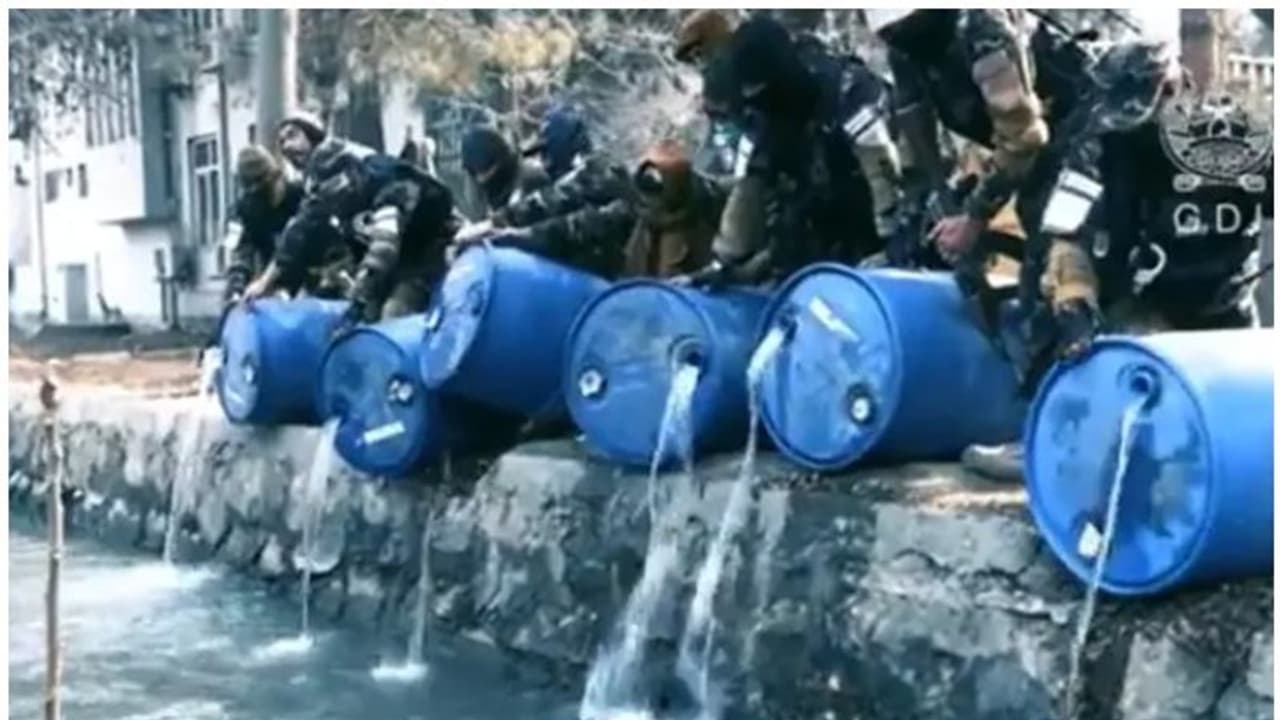 Taliban Liquor: ক্যানেলে ঢালা হল তিন হাজার লিটার দামী মদ দেখুন ভিডিও Taliban Liquor: ক্যানেলে ঢালা হল তিন হাজার লিটার দামী মদ দেখুন ভিডিও