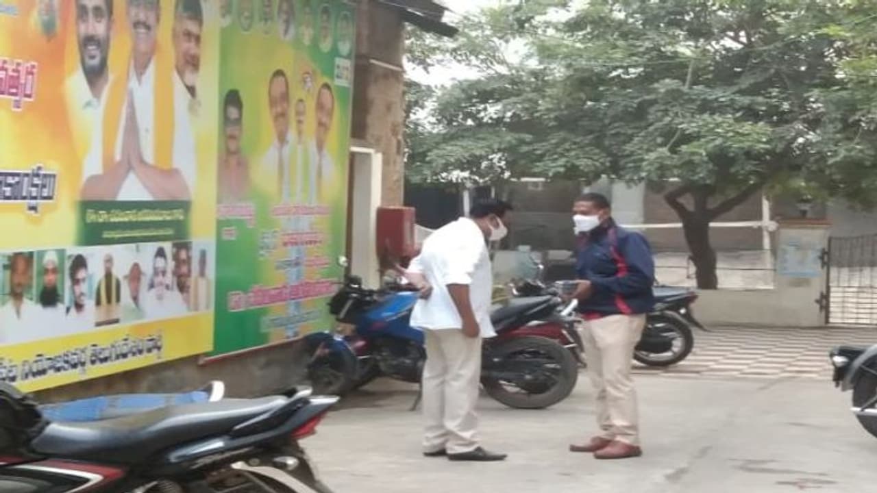 NTR Statue: దుర్గిలో తీవ్ర ఉద్రిక్తత, 144సెక్షన్... టిడిపి నాయకుడు చదలవాడ హౌస్ అరెస్ట్ (Video) NTR Statue: దుర్గిలో తీవ్ర ఉద్రిక్తత, 144సెక్షన్... టిడిపి నాయకుడు చదలవాడ హౌస్ అరెస్ట్ (Video)