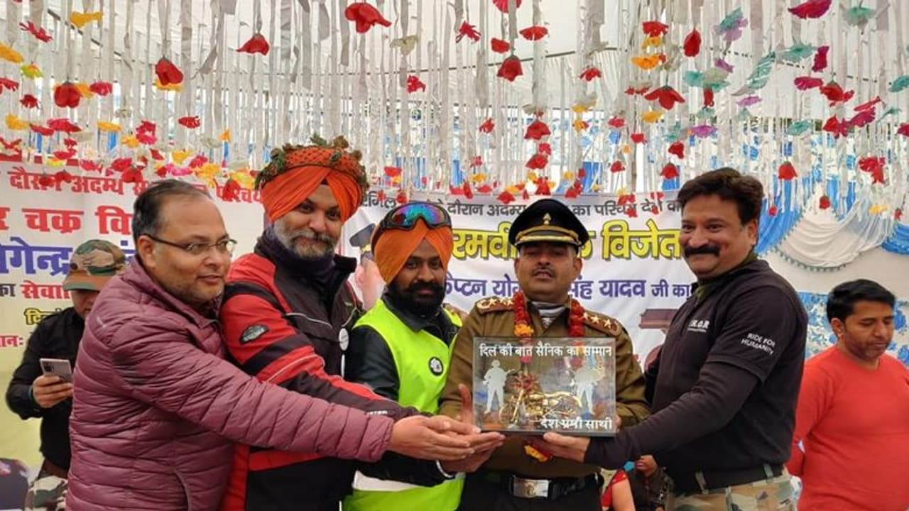 रिटायरमेंट के बाद अपने गांव लौटा कारगिल का शेर, 20 किलोमीटर की सम्मान यात्रा से हुआ भव्य स्वागत रिटायरमेंट के बाद अपने गांव लौटा कारगिल का शेर, 20 किलोमीटर की सम्मान यात्रा से हुआ भव्य स्वागत