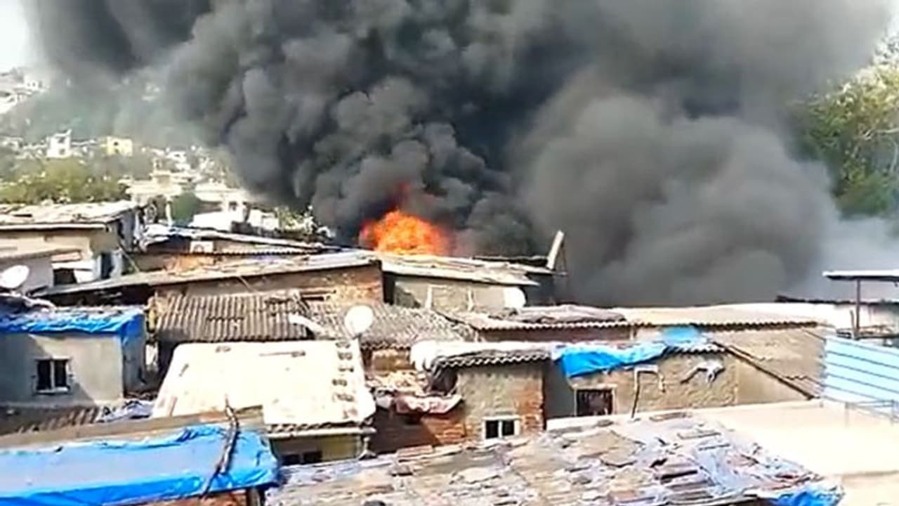 मुंबई के घाटकोपर इलाके में गोदाम में आग लगी, फायर ब्रिगेड की 8 गाड़ियां मौके पर पहुंचीं मुंबई के घाटकोपर इलाके में गोदाम में आग लगी, फायर ब्रिगेड की 8 गाड़ियां मौके पर पहुंचीं