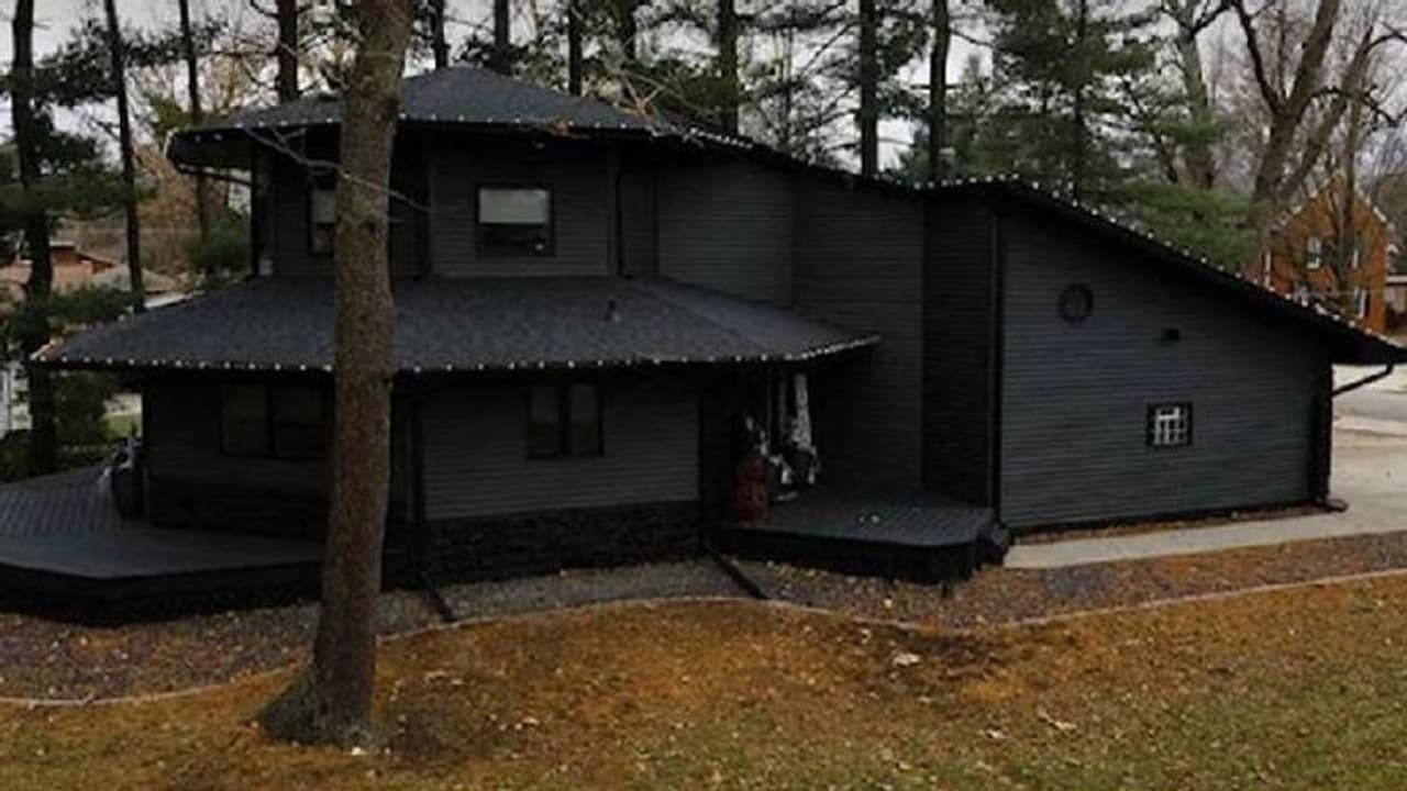 Goth Home : അകവും പുറവുമെല്ലാം കറുപ്പ്, വൈറലായി ഈ വെറൈറ്റി വീട്! Goth Home : അകവും പുറവുമെല്ലാം കറുപ്പ്, വൈറലായി ഈ വെറൈറ്റി വീട്!