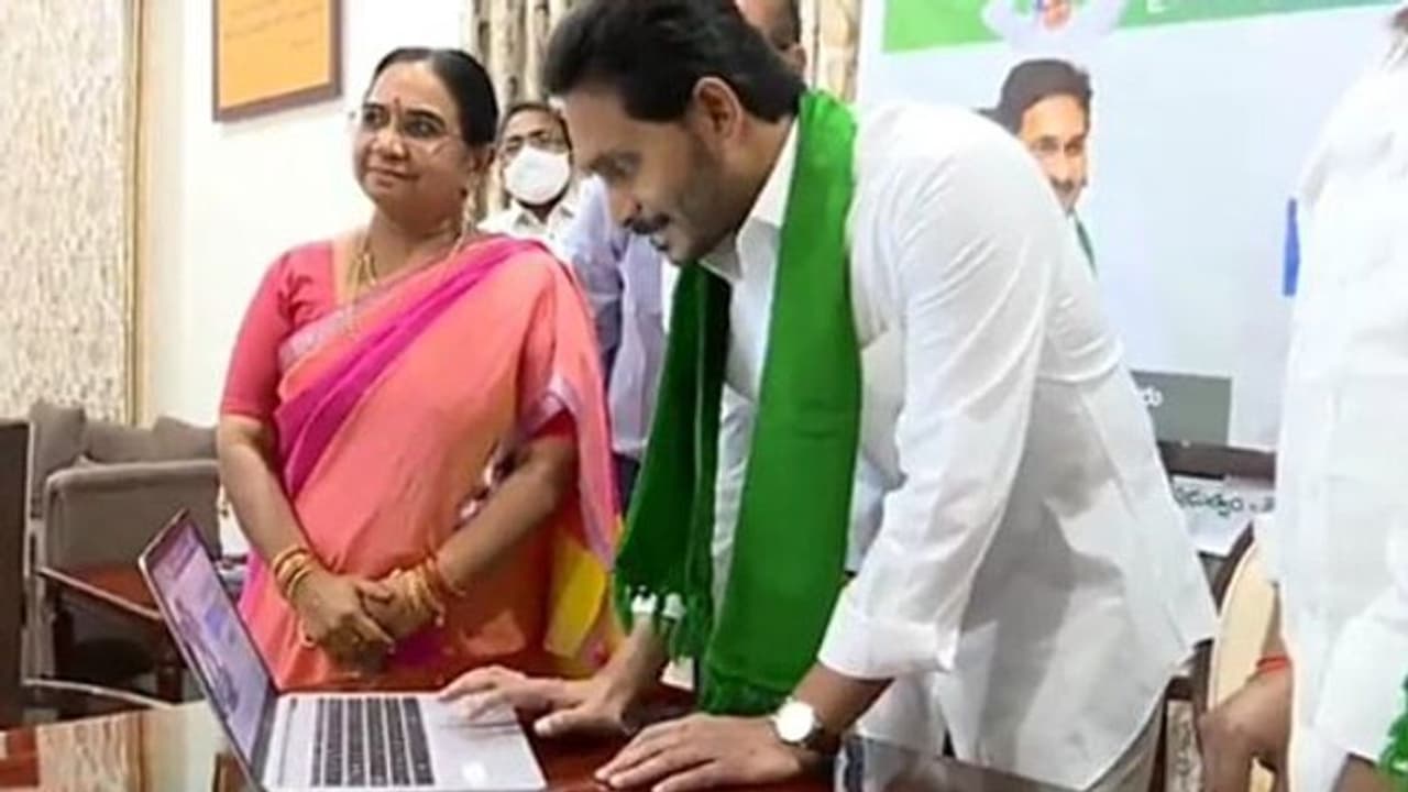 ఏపీ రైతులకు గుడ్న్యూస్.. రైతులు ఖాతాల్లోకి రూ. 1036 కోట్లు జమ.. నిధులు విడుదల చేసిన సీఎం జగన్ ఏపీ రైతులకు గుడ్న్యూస్.. రైతులు ఖాతాల్లోకి రూ. 1036 కోట్లు జమ.. నిధులు విడుదల చేసిన సీఎం జగన్