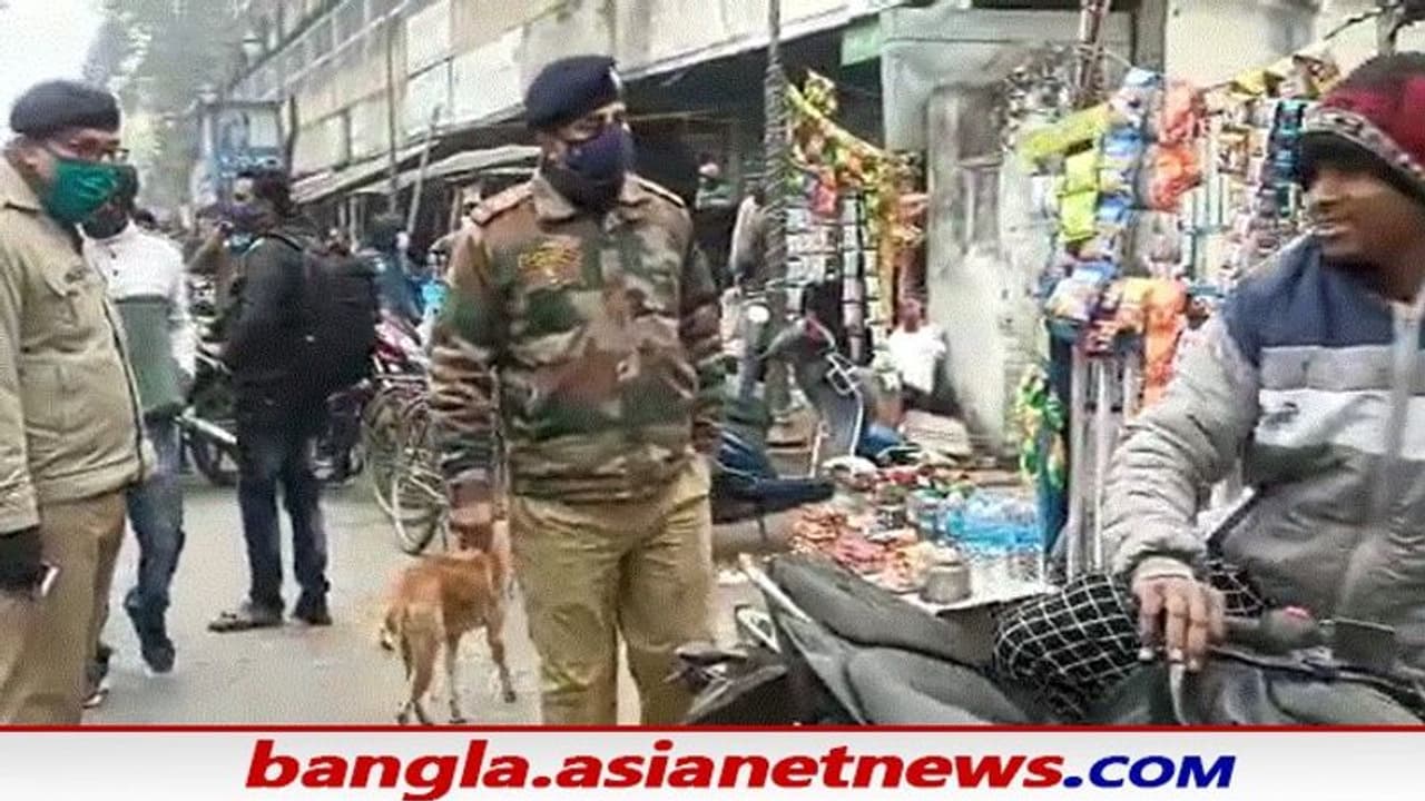 মাস্ক ব্যাবহার না করায় ১৫ জনকে আটক করল পুলিশ, সচেতনতার জন্য সকাল থেকেই শুরু মাইকিং মাস্ক ব্যাবহার না করায় ১৫ জনকে আটক করল পুলিশ, সচেতনতার জন্য সকাল থেকেই শুরু মাইকিং