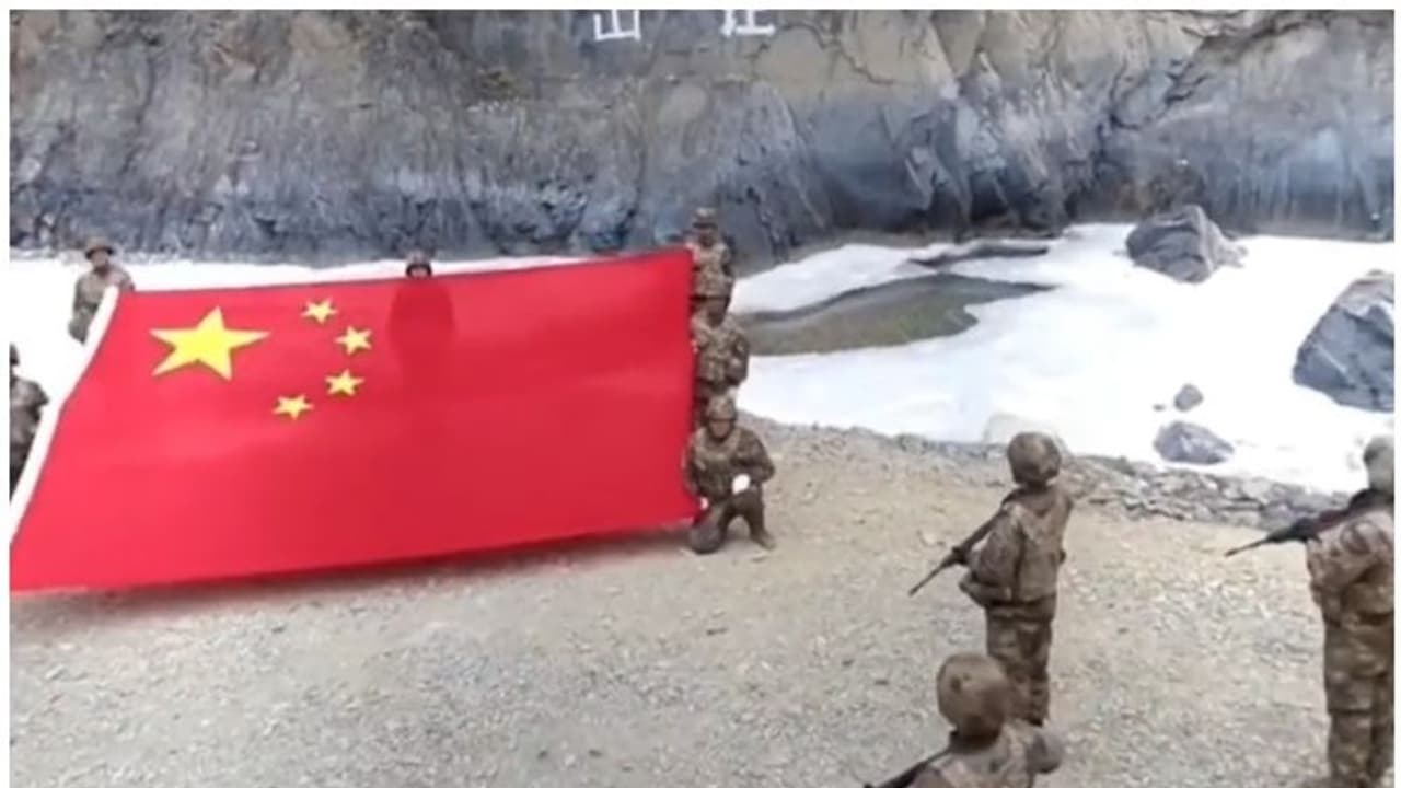గాల్వన్ లోయలో జెండా ఎగరేసిన చైనా.. కేంద్రంపై విపక్షాల విమర్శలు.. ఆర్మీ వర్గాలు ఏమన్నాయంటే? గాల్వన్ లోయలో జెండా ఎగరేసిన చైనా.. కేంద్రంపై విపక్షాల విమర్శలు.. ఆర్మీ వర్గాలు ఏమన్నాయంటే?
